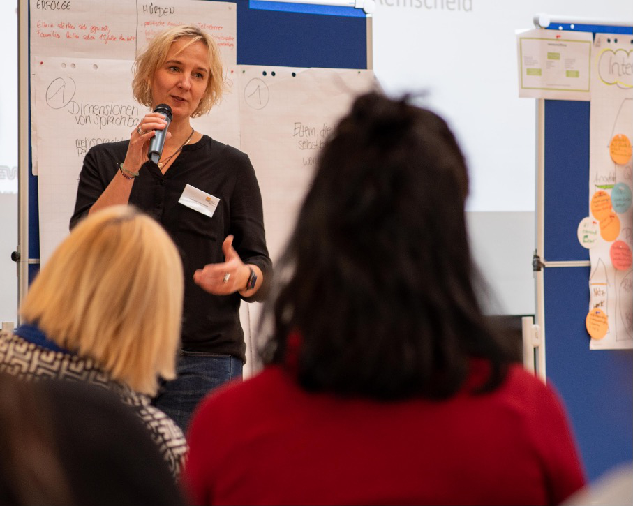 Anne-Kathrin Thierschmidt vor Zuhörerinnen in einem Seminar